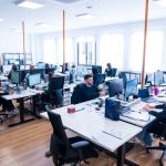 Equipo de Allura y Peimondt trabajando en la oficina del despacho