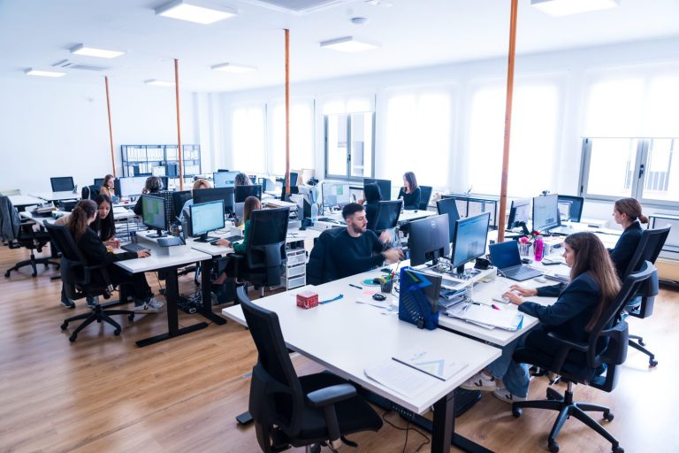 Equipo de Allura y Peimondt trabajando en la oficina del despacho