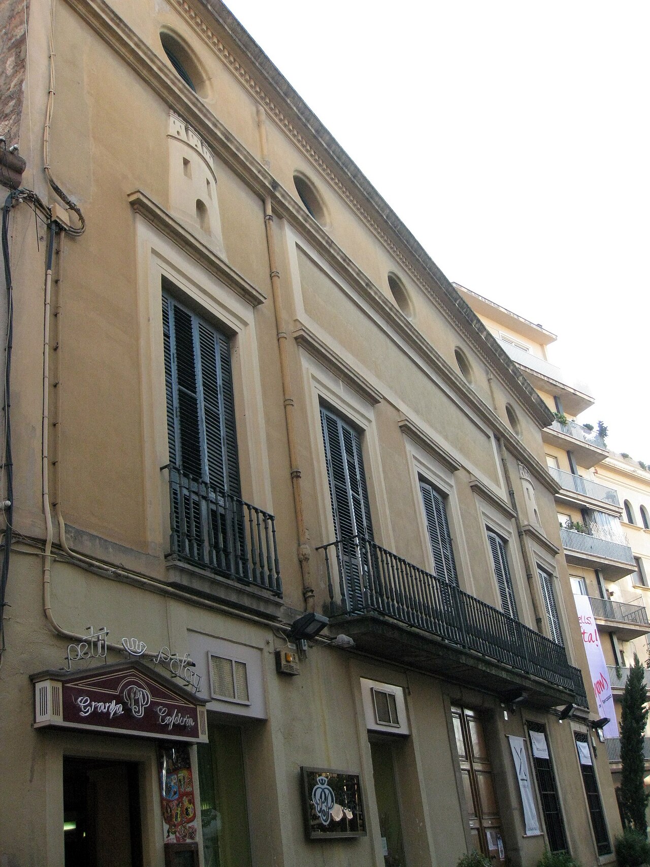 El Raval de Montserrat de Terrassa, con el antiguo Ayuntamiento